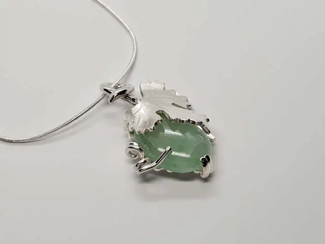 grape motif jade pendant02